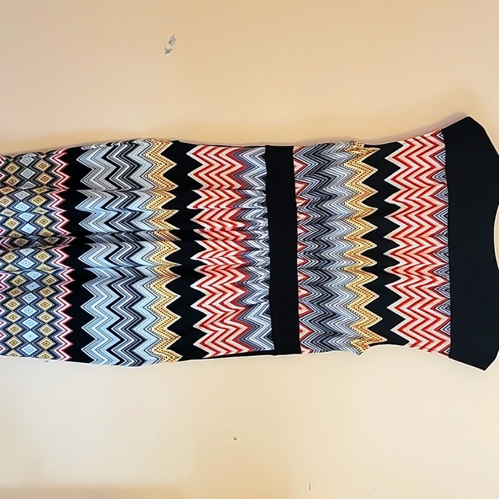 London Times Sleeveless Dress with a Chevron Pattern - Picture 9 of 9